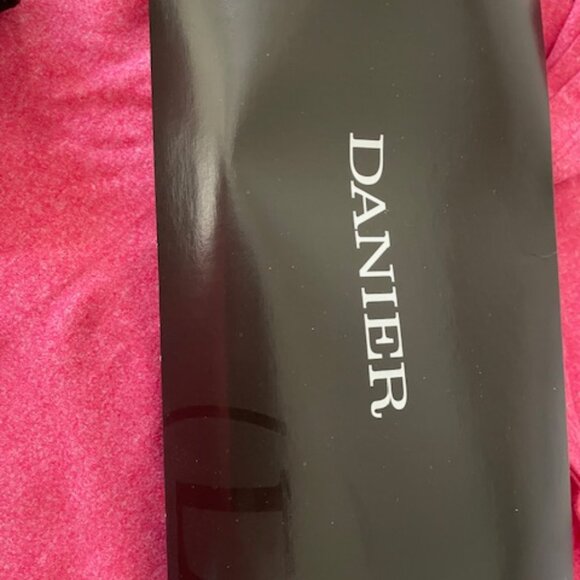 Danier Leather Black Gloves NWT  - Size M - Picture 2 of 13